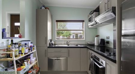 Hamilton East Hideaway - Photo 2