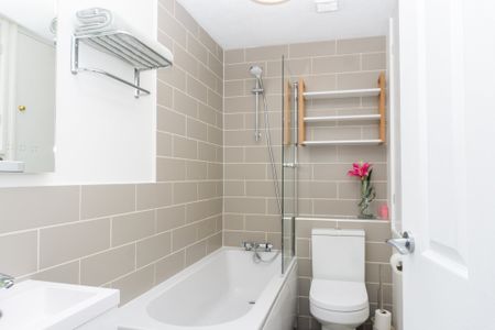 2 Bedroom Home – Medium Let - Photo 4