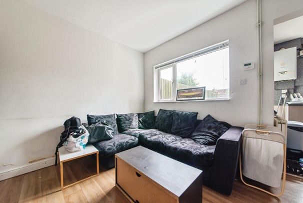1 bedroom in a house share to rent - Photo 1