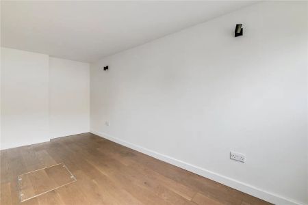 2 bedroom house in London - Photo 5