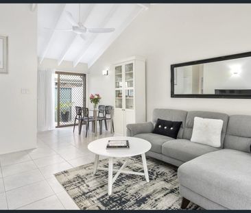 Stylish 2-Bedroom End-Unit in Quiet Cul-de-Sac - Photo 2