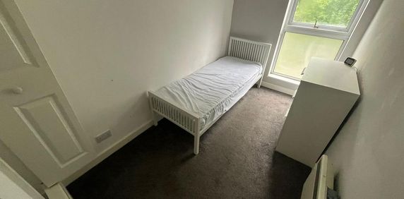 1 bedroom in a house share to rent - Photo 2