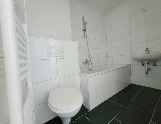 Frisch für Sie renoviert! 2,5-Zimmer-Wohnung mit Balkon! - Foto 1