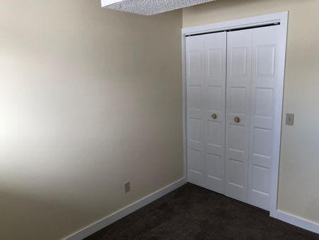 Newly Renovated 2-Bedroom Unit with In-Suite Laundry!! - Photo 4
