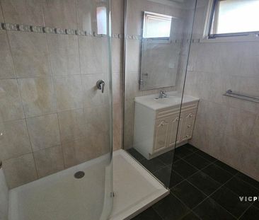 Spacious Family Home - 6 Month Lease Only - Photo 6