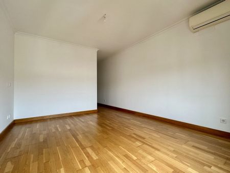 3 bedroom luxury Apartment for rent in Avenida Columbano Bordalo Pinheiro, Campolide, Lisbon - Photo 4