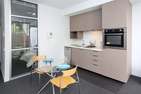 Discover Urban Bliss: Stylish Fitzroy North Apartment! - Photo 4