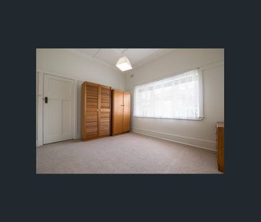 SPACIOUS 2 BEDROOM IN THE HEART OF ELSTERNWICK. AVAILABLE NOW. - Photo 2