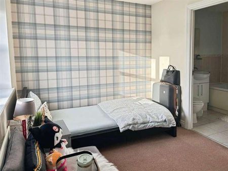 Eltham Avenue, Cippenham, SL1 - Photo 2