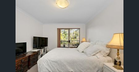 Gorgeously maintained unit with two courtyards - Photo 3