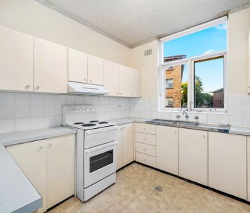 Spacious Apartment with Massive Courtyard ** Available 27/05/26 ** - Photo 3