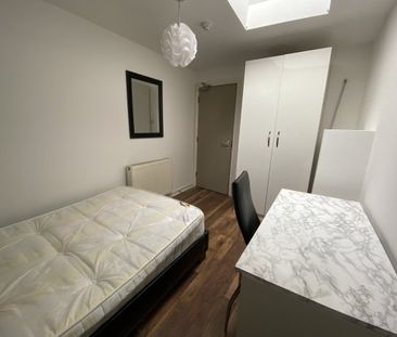 5 Bed - Flat 9, 1-9 Regent Road, Leicester, - Photo 4