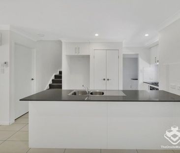 3 BED, A/C, MINUTES TO GATEWAY Large living space unit, gas cooktop... - Photo 2