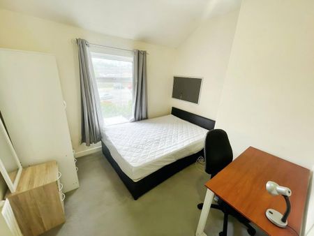 4 bedroom terraced house to rent - Photo 4