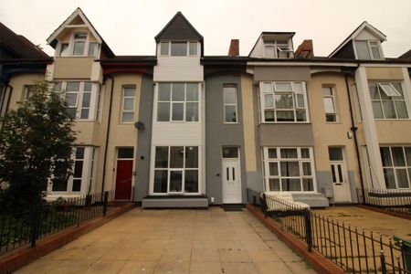 1 bedroom in a house share to rent - Photo 2