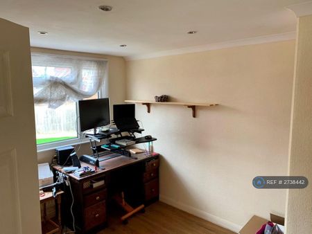 3 bedroom semi-detached house to rent - Photo 4