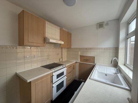 3 bedroom semi-detached house to rent - Photo 5