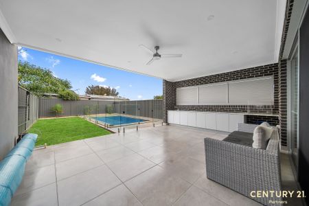 Ideal Family Home with Swimming Pool&excl; - Photo 3