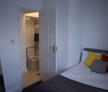 Spacious Ensuite - On Street Parking - Photo 4