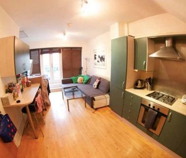 St Davids Square, London, E14 - Photo 2