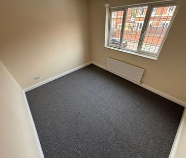 3 bed Town House - To Let - Photo 3