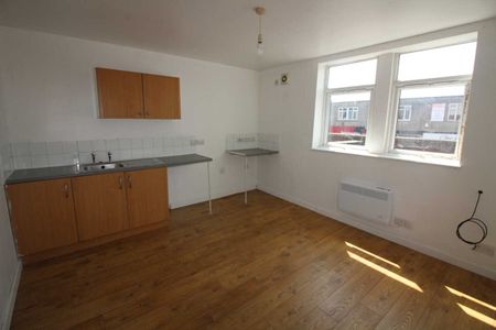 1 bed Flat - Photo 3