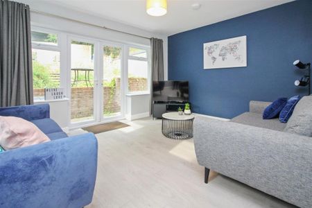 6 bedroom semi-detached house to rent - Photo 2
