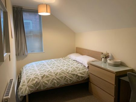 5 Bed Semi-Detached House, Lenton, NG7 - Photo 3