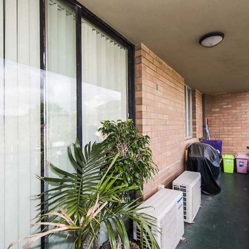 Just in time for with Autumn & Winter... this bright apartment is partly furnished with air con, close to shops, restaurants, beach and train line! - Photo 1