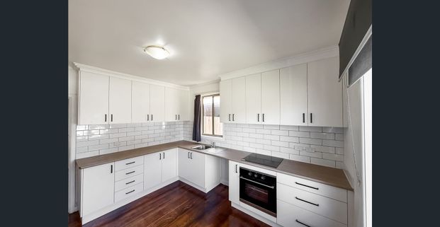 Charming Corner-Home in the Heart of Morwell - Photo 1