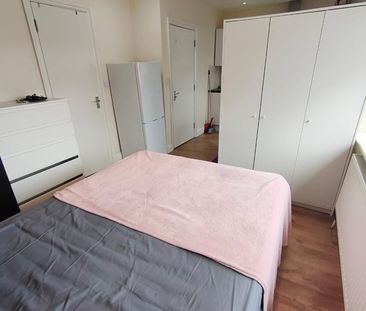 Studio Flat, Links Road, NW2 - Photo 1