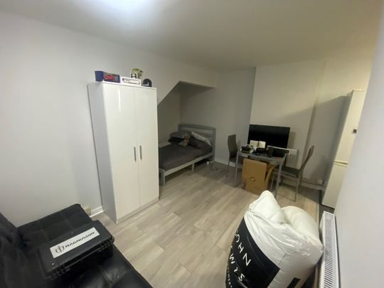 Studio Flat, Linden House, NW10 - Photo 1