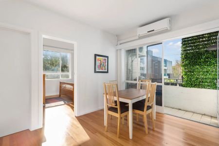 Quiet, Light-Filled Two-Bedroom Apartment Steps from Hawksburn Village - Photo 3