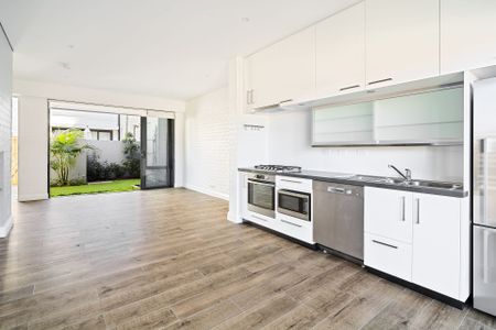 Designer Townhouse with Outdoor Terrace - Photo 4