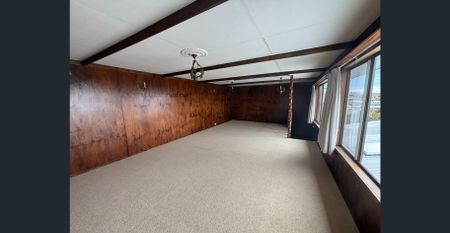 Double story, 3 bed, 2 living - Photo 5