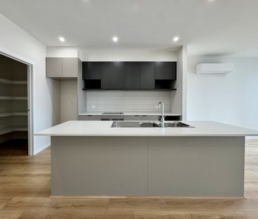 Bright & Immaculate Three-Bedroom Townhouse - Photo 3