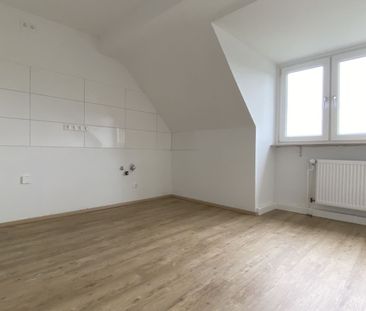 *** Meine erste eigene Wohnung! Sanierte Altbauwohnung im Dachgesch... - Photo 1