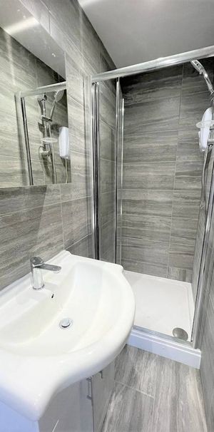 Self contained studio flat ideal for working couples- £1350 inclusive - Photo 1