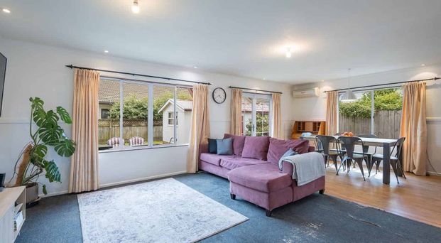 Private, Modern Family Oasis – 5 Min Walk to CBD - Photo 1