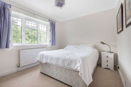 A well proportioned family home situated in a popular residential road, within a mile of the station. - Photo 2