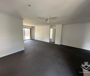 Amazing 3 bedroom 2 bathroom villa! - Photo 2