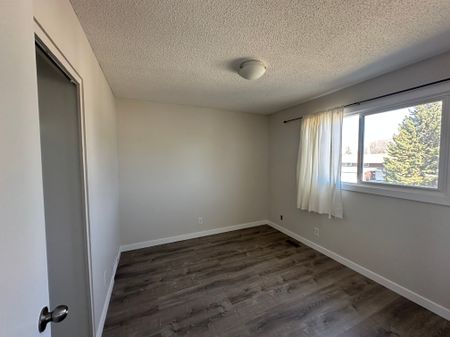 Double Garage! Anders Duplex For Rent 2 Bed, 1.5+.5 Bath - Photo 4