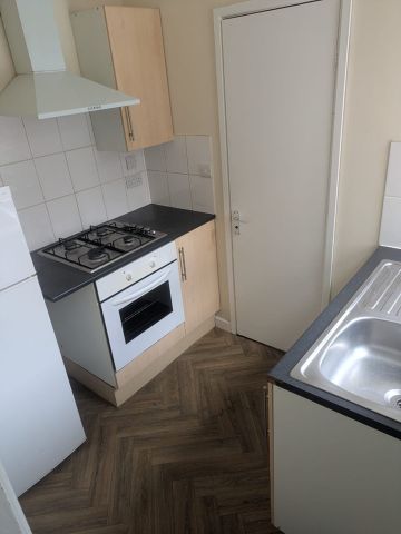 1 Bed Flat, Belper Road, NG7 - Photo 3