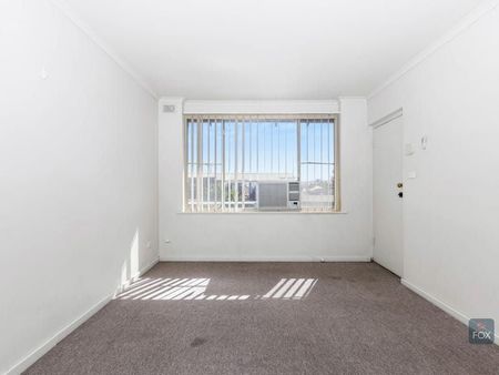 Low maintenance unit in good location - Photo 2