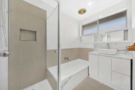 Affordable, spacious, Light filled family home in Epping - Photo 4