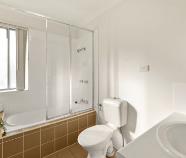 Parkside Perfection - Spacious 3-Bed Townhouse in a Peaceful Setting - Photo 2