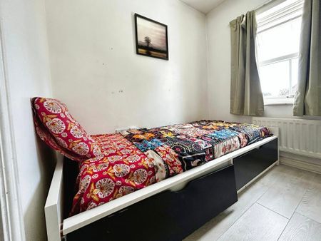 3 bedroom end of terrace house to rent - Photo 4