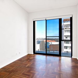 TWO BEDROOM APARTMENT IN THE HEART OF MAROUBRA JUNCTION - Photo 2