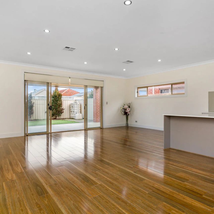 LOW MAINTENANCE 3 BEDROOM HOME ! - Photo 1