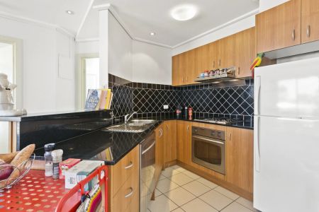 Inner City Living At Its Best! - Photo 3